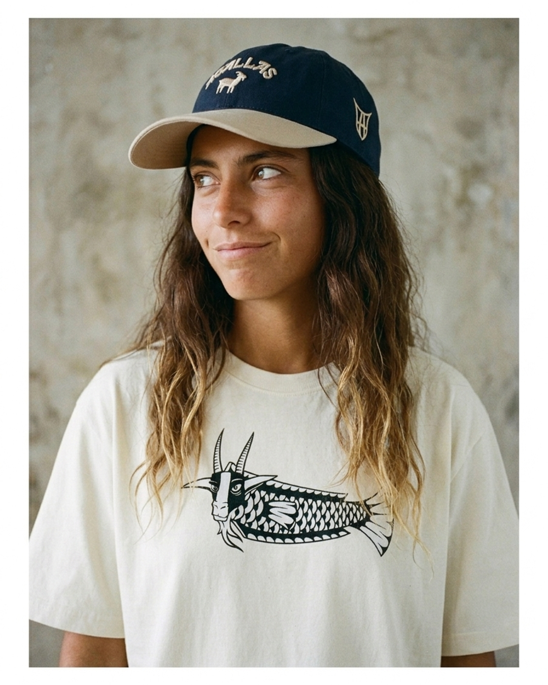 Chica con jockey Agallas y polera Cabra Pez