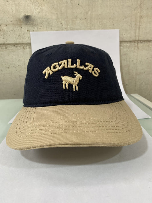 The Goat Dad Hat azul marino con visera beige, vista de frente