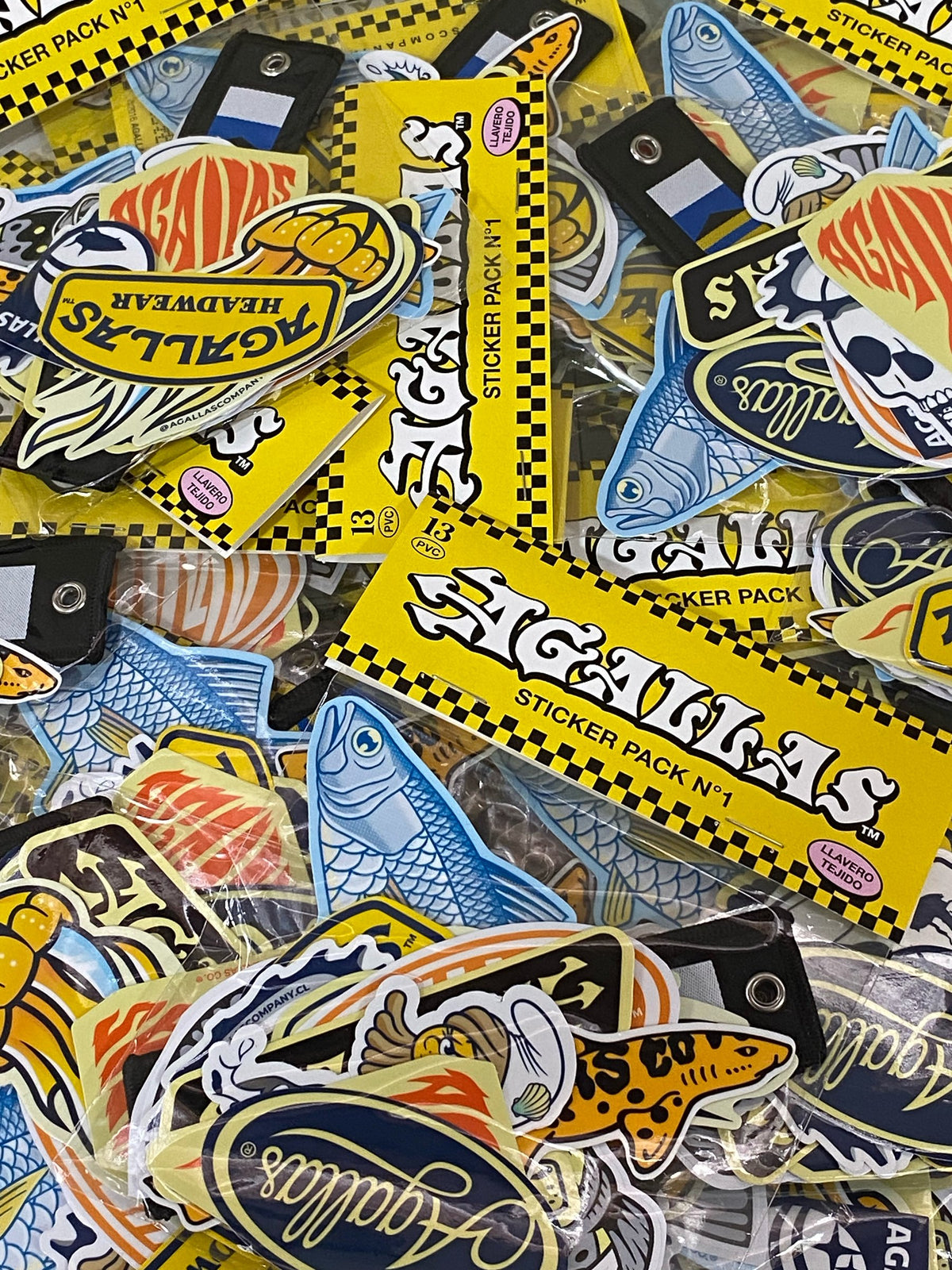Sticker Packs N°1 de Agallas Co. apilados, vista de cerca