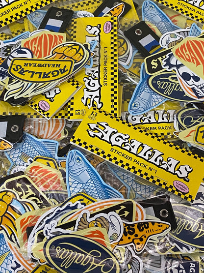 Sticker Packs N°1 de Agallas Co. apilados, vista de cerca