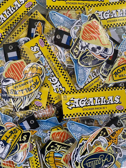 Detalle de los Sticker Packs N°1 con llavero tejido incluido